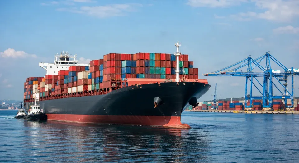 Porte-conteneurs pour service de fret maritime